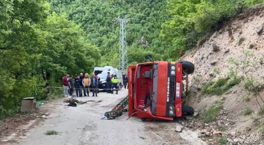 Kontrolden çıkan iş makinesi devrildi! Ölü ve yaralı var