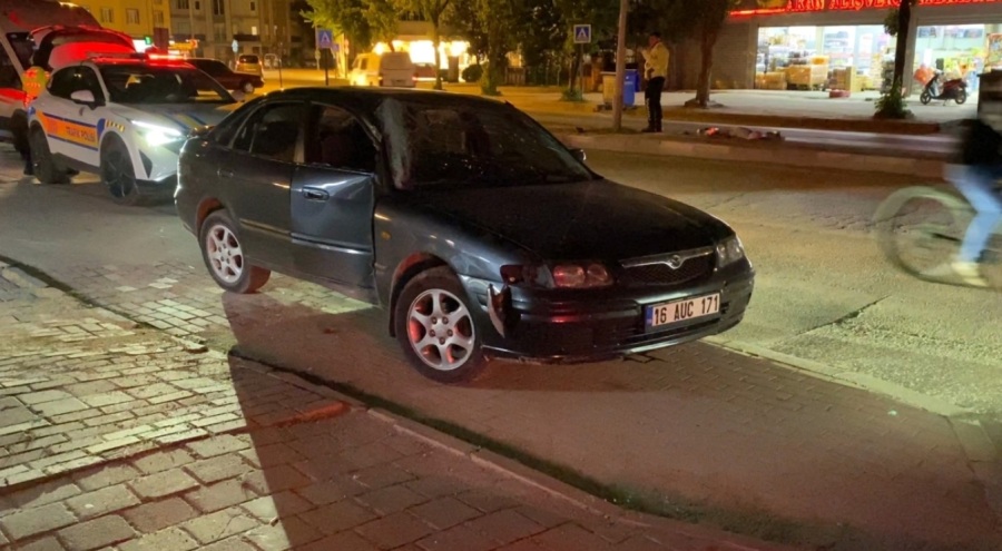 Bursa'da kontrolden çıkan otomobil aydınlatma direğine çarptı: 2 yaralı