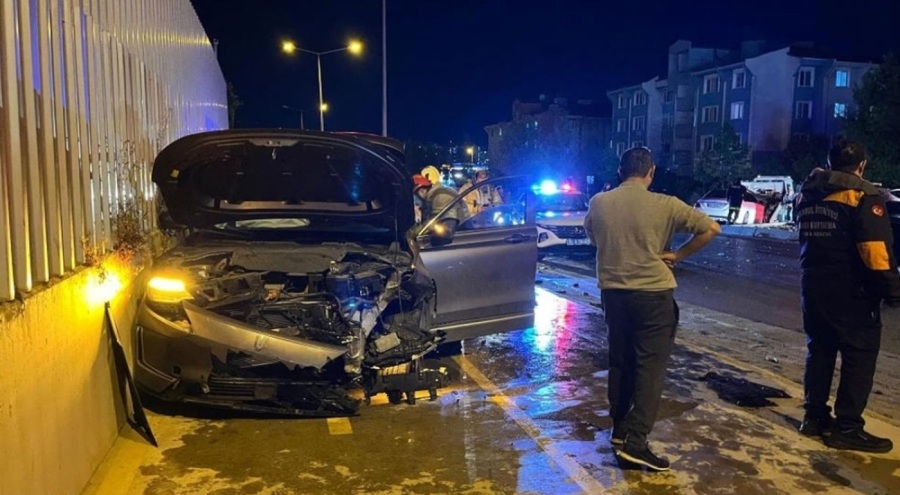 İki araç kafa kafaya çarpıştı: Yaralılar var