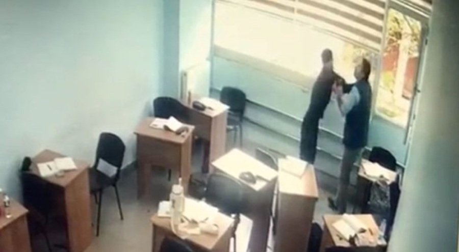 Sınıfa girip öğrenciye bıçak ve sopayla saldırdı