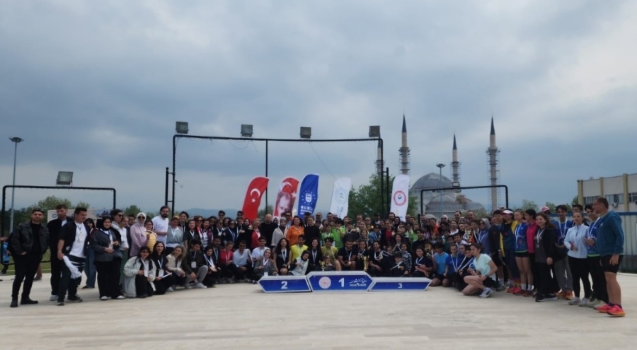 BUÜ'de "Aileler Yarışıyor" temalı oryantiring bayrak yarışı düzenlendi