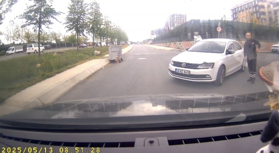 İstanbul'da inatlaşan sürücülerin yol verme tartışması kamerada