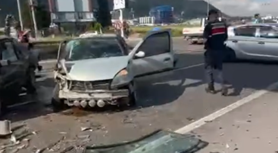 4 araçlı zincirleme kaza: 5 yaralı