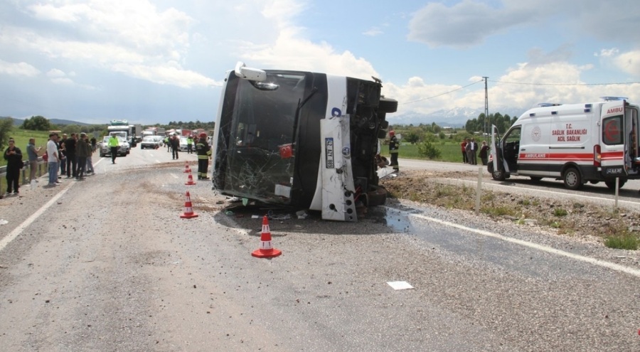 Yolcu otobüsü devrildi! Çok sayıda yaralı