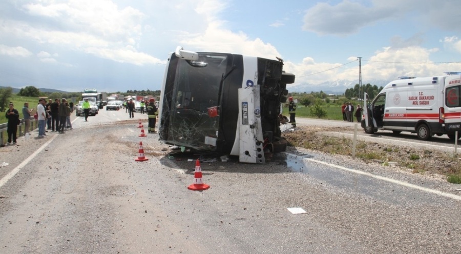 Konya'da yolcu otobüsü devrildi; çok sayıda yaralı var
