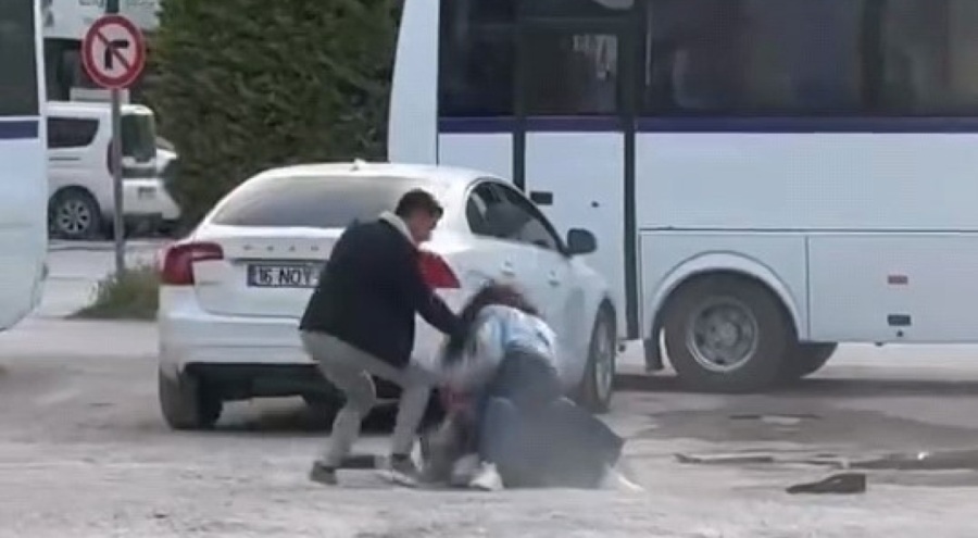 Bursa'da kızlar saç saça baş başa kavga etti! O anlar kamerada