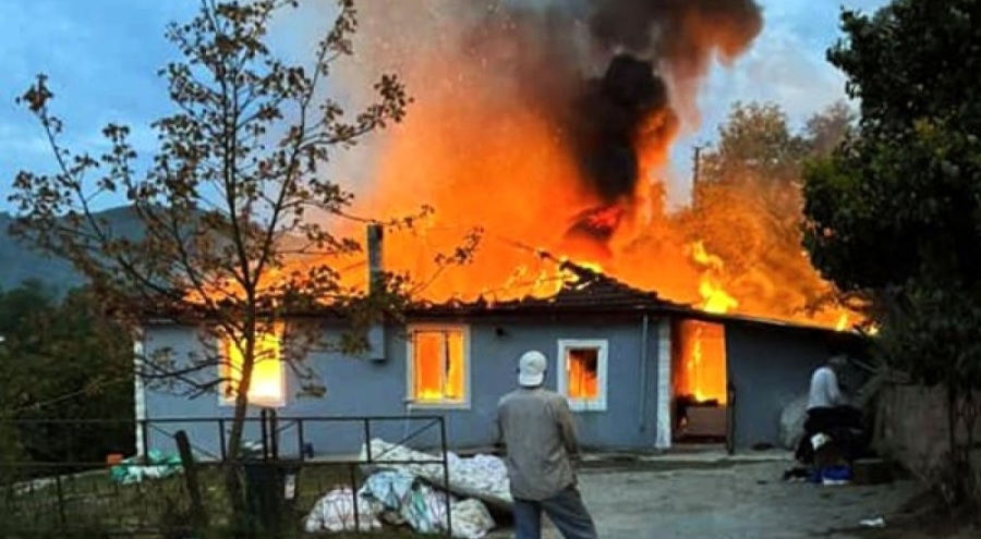 Tek katlı ev alev topuna döndü