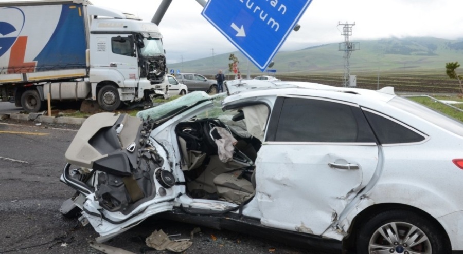 Otomobil ve tır çarpıştı: 1 ölü 3 yaralı