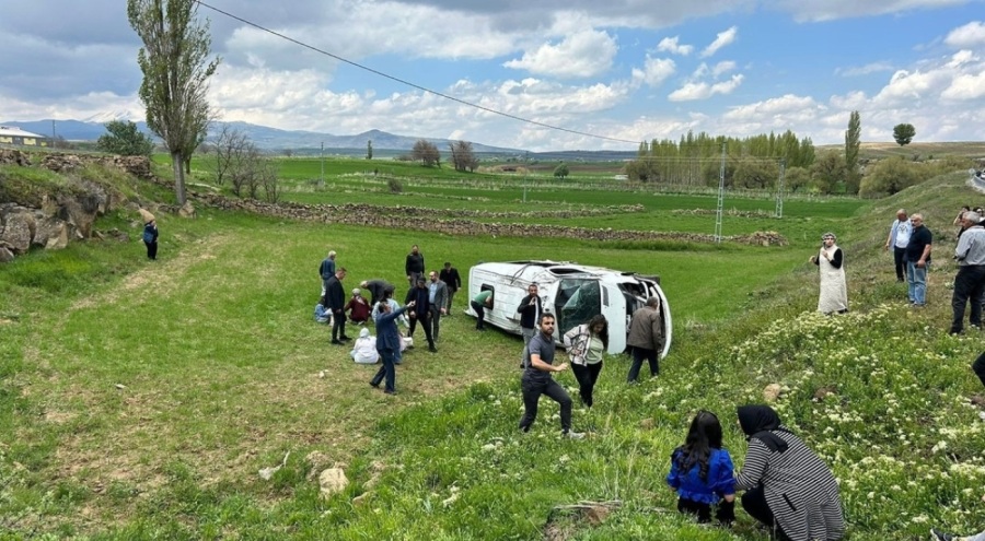 Servisin devrilmesi sonucu 15 öğrenci ölümden döndü