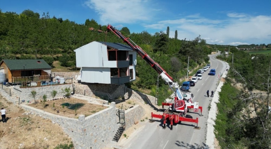 Bursa'da evi yıkımdan vinçle kurtardı! "Uçan villa diye adımız çıktı"