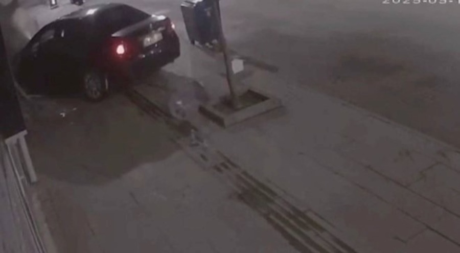Otomobiliyle iş yerine çarpıp kaçtı