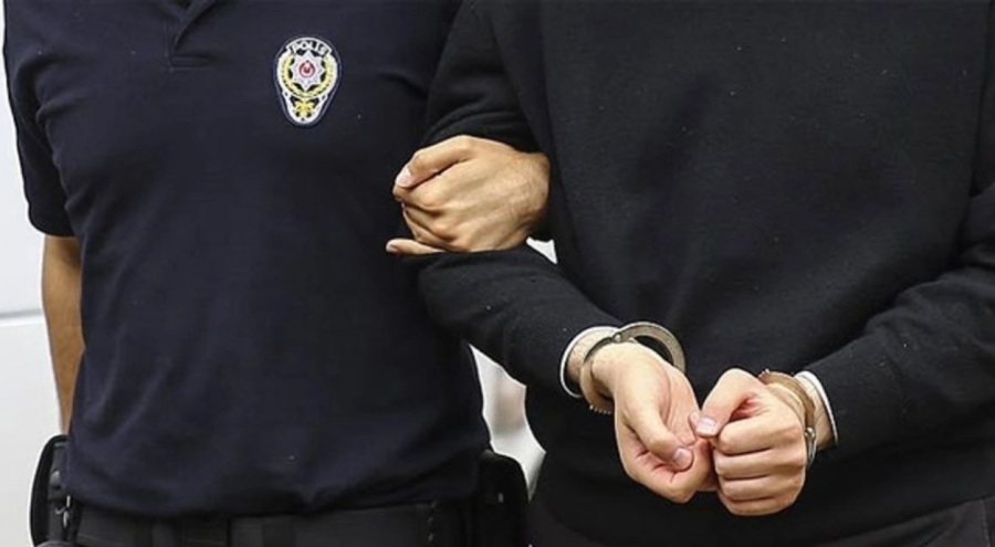 Sahte evrakla göçmen taşıyan 2 kişi tutuklandı