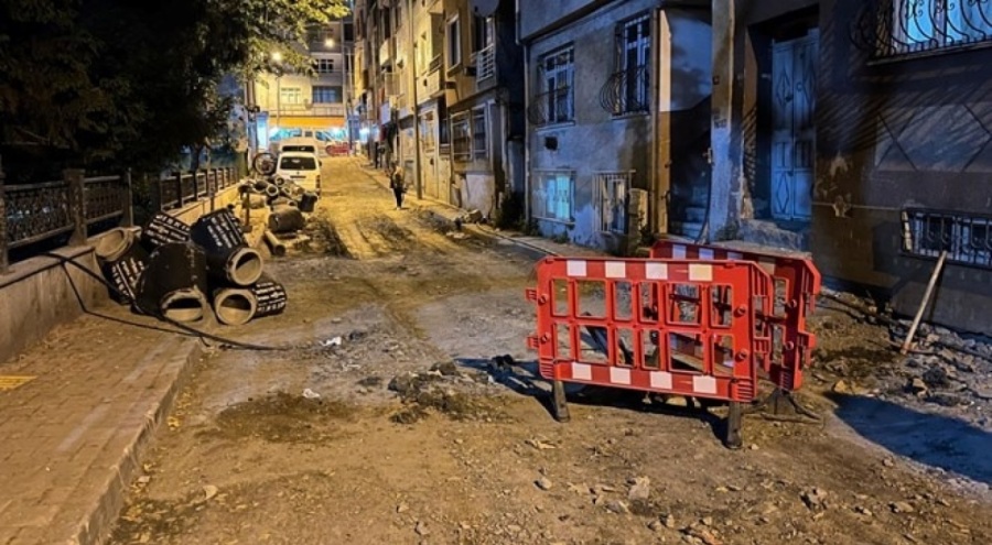 Altyapı çalışması yapılan sokakta rögar kapağı patladı