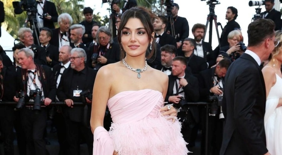 Hande Erçel Cannes kırmızı halısında boy gösterdi