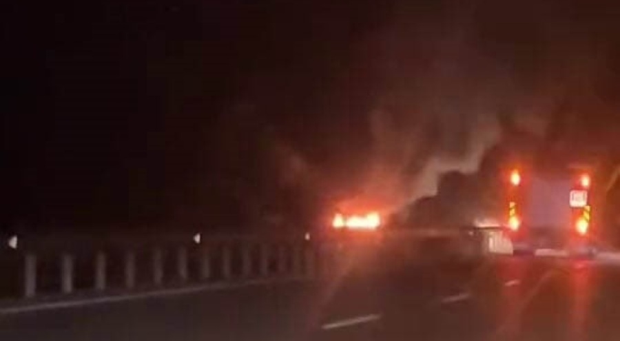 Otomobil alev topuna döndü