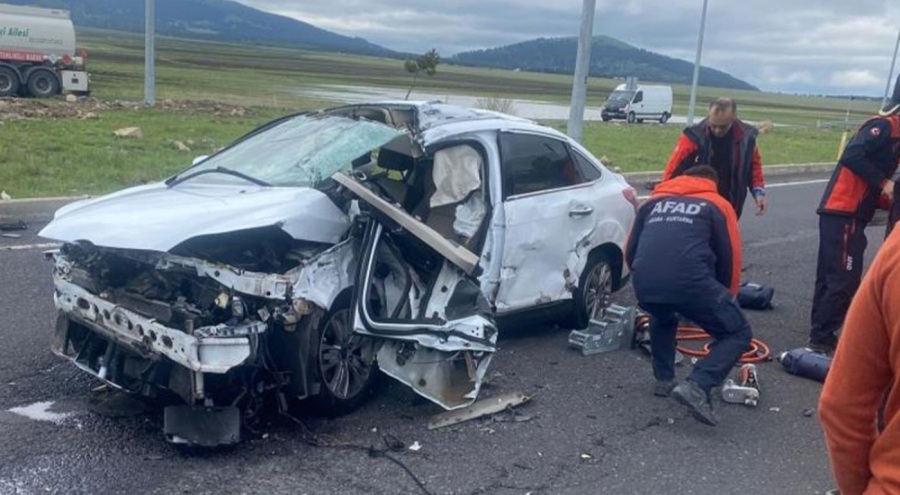 Tır ile otomobil çarpıştı! 4 yaralı