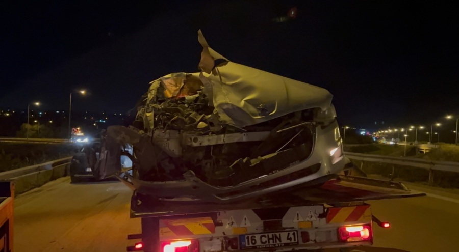 Bursa'da feci kaza! Otomobil kamyona çarptı: 2 yaralı