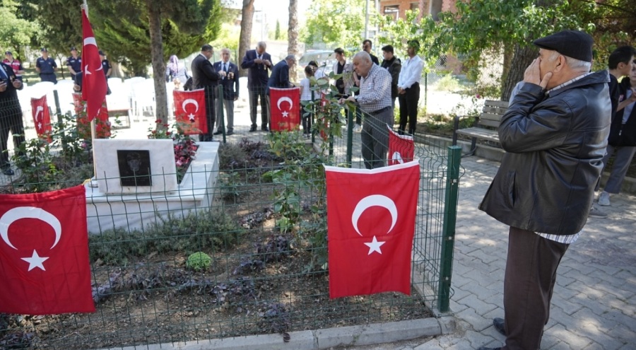Bursa'da şehidinin adının verildiği okul öğrencilerinden şehide vefa