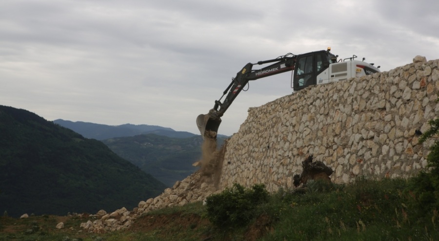 Bursa Dağyenice'deki 3 bin 800 metrekarelik kaçak duvar yıkıldı