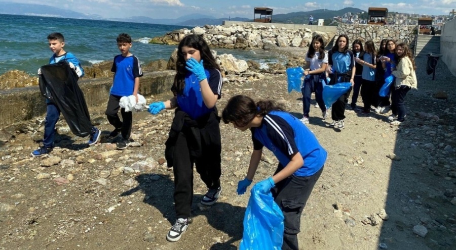 Öğrencilerden Mudanya sahilinde temizlik etkinliği