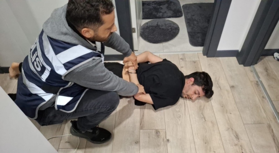 Bursa'da dolandırıcı şebekesi böyle çökertildi! 12 kişinin tutuklandığı operasyon anı kamerada