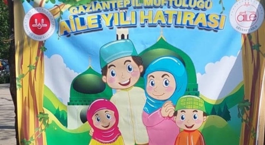 Gaziantep'te tartışma yaratan afiş! Kız çocuğuna başörtü, erkek çocuğuna takke...