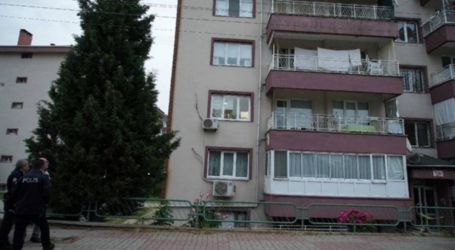 2'nci kattan düşen 94 yaşındaki adam hayatını kaybetti
