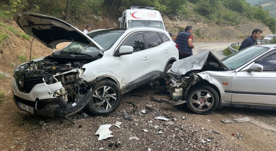 Bursa'da otomobil ile cip kafa kafaya çarpıştı