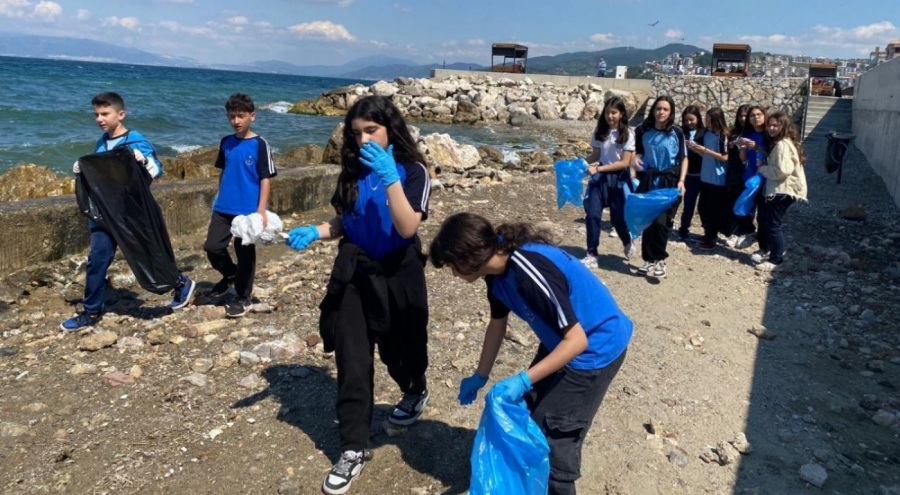 Mudanya'da öğrenciler sahildeki atıkları topladı