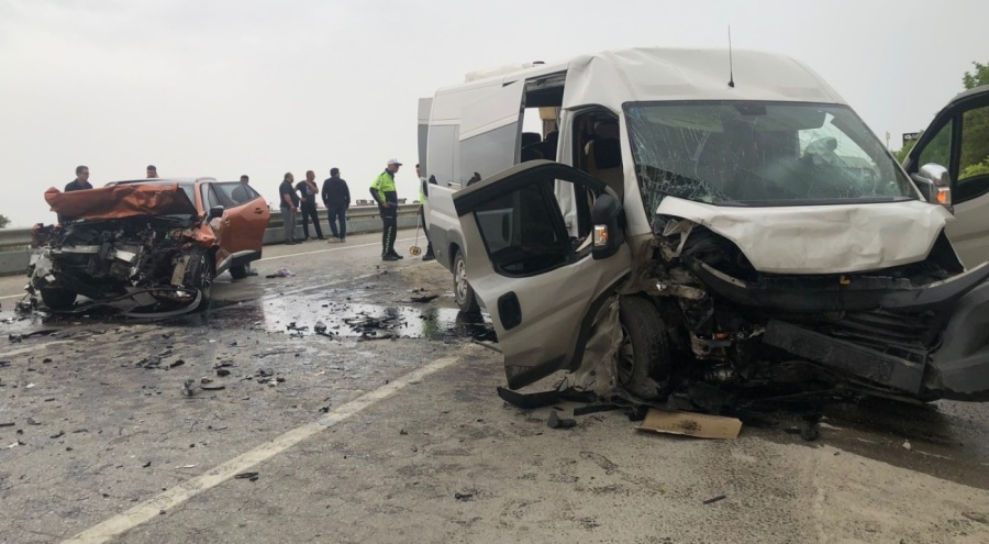 Bursa'da 12 kişinin yaralandığı kazada tekmeli yumruklu kavga!