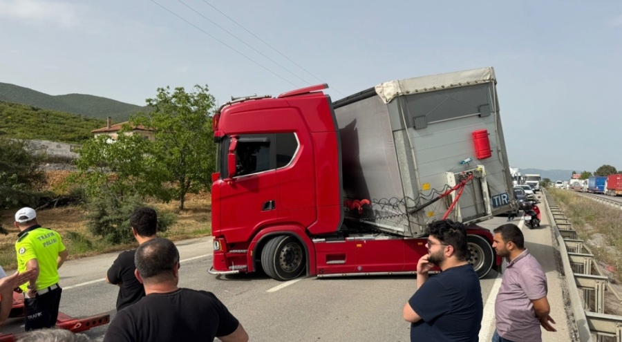 Bursa'da arı ısıran tır sürücüsü fenalaşıp şoka girdi! Tır makas atıp trafiği kapattı