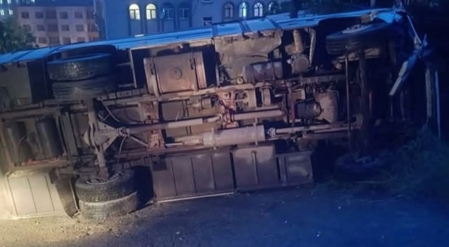 Midibüs park halindeki cipe çarptı: 2 yaralı