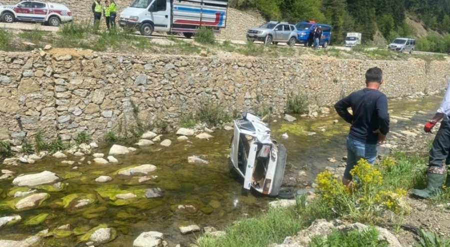 Yoldan çıkan otomobil dereye uçtu: 1 kişi hayatını kaybetti