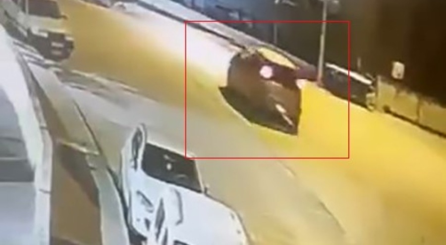 Bursa'da kontrolden çıkıp park halindeki araçlara çarpan sürücü kayıplara karıştı