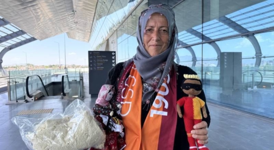 Çiftçi kadın Osimhen'e ördüğü bebeği hediye etmek için yola çıktı