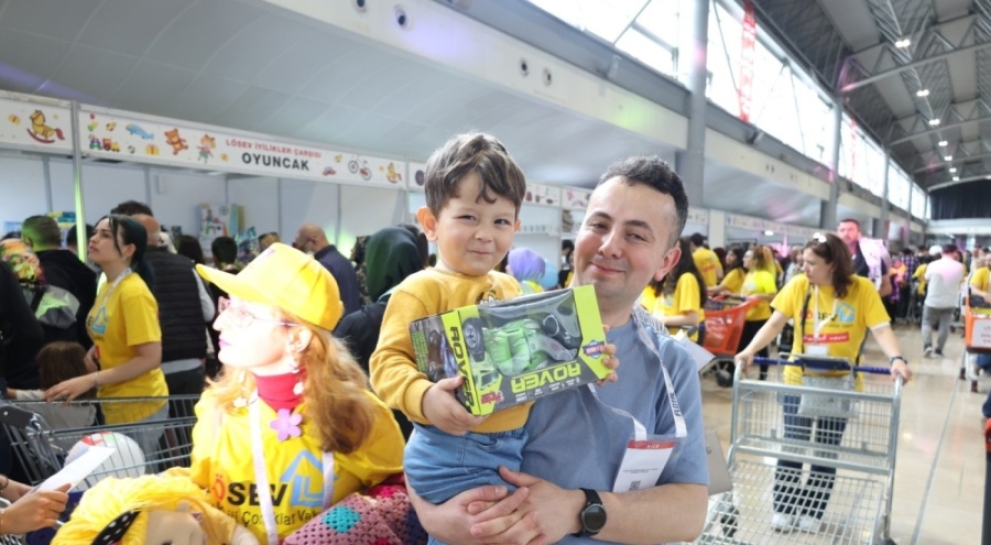 LÖSEV'in "İyilikler Çarşısı" Bursa'da açıldı
