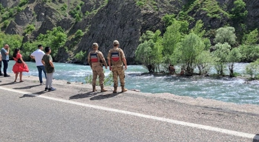 Munzur Nehri'nde mahsur kalan vatandaş kurtarıldı