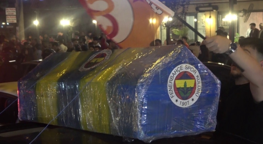Bursa'da Galatasaray'ın şampiyonluk kutlamalarında Fenerbahçe tabutu taşındı