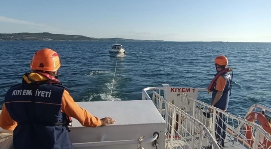 Çanakkale Boğazı'nda makine arızası yaparak sürüklenen tekne kurtarıldı