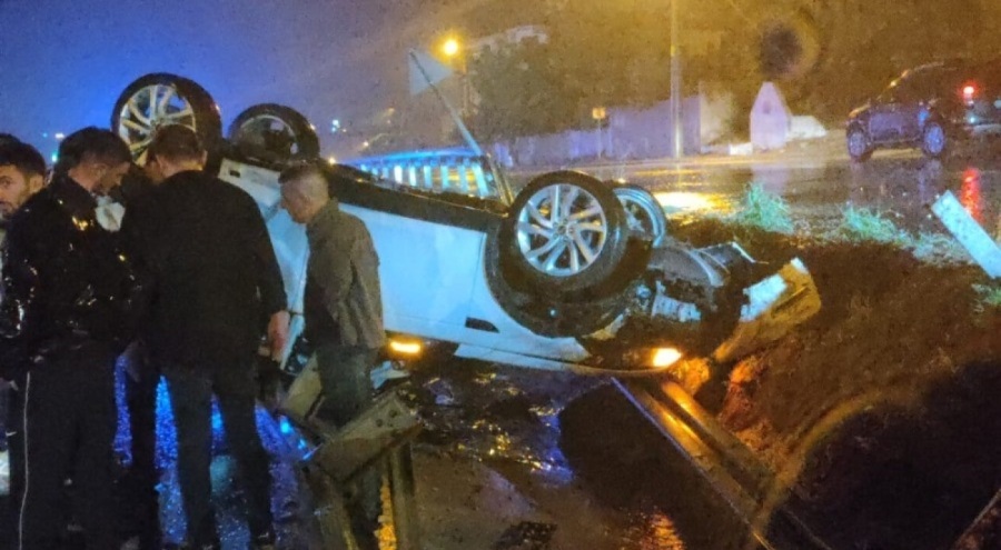 Virajı alamayarak bariyerlere çarpan otomobildeki 3 kişi yaralandı