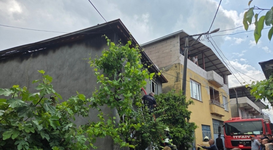 Bursa'da elektrik tesisatından çıkan yangın evi küle çevirdi