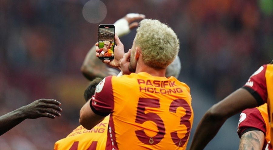 Barış Alper gol sevincinde selfie çekti, sarı kart gördü