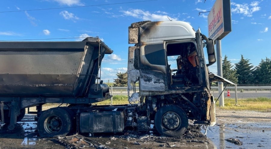 Park halindeki TIR alevler içinde kaldı