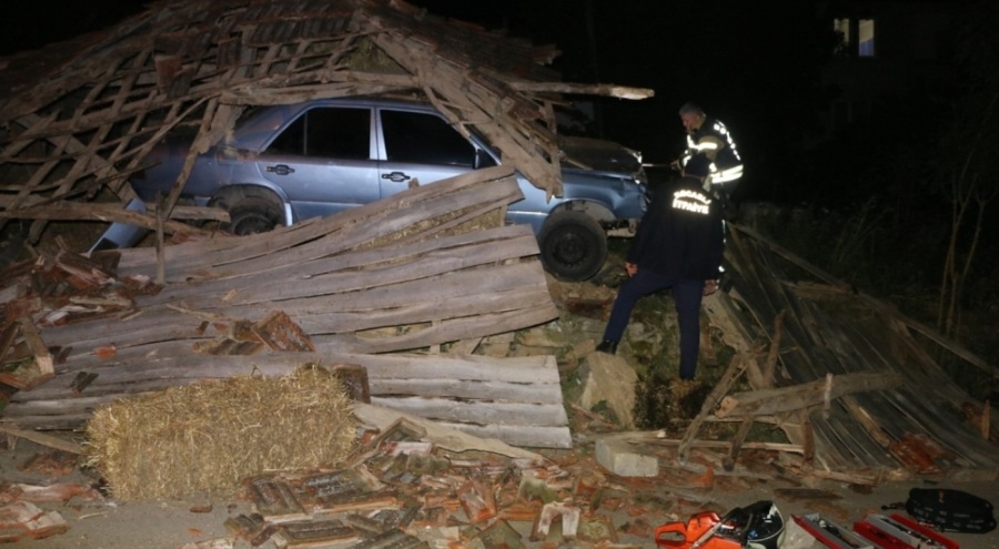 Virajı alamayan otomobilin sürücüsü samanlığa girdi