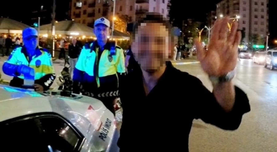 Alkollü ve kasksız sürücü "Çek" diyerek poz verdi