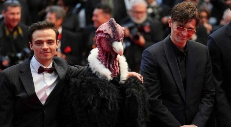 Cannes Film Festivali'ne kuş kostümlü adam damga vurdu