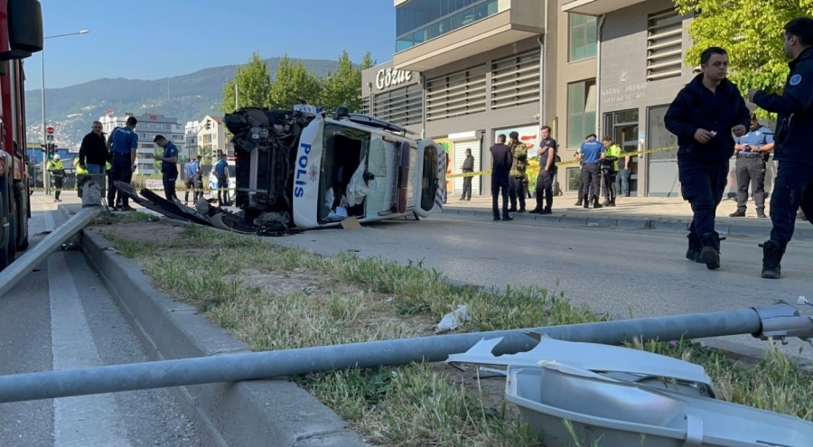 Bursa'da kadına şiddet ihbarından dönen polis aracı takla attı!