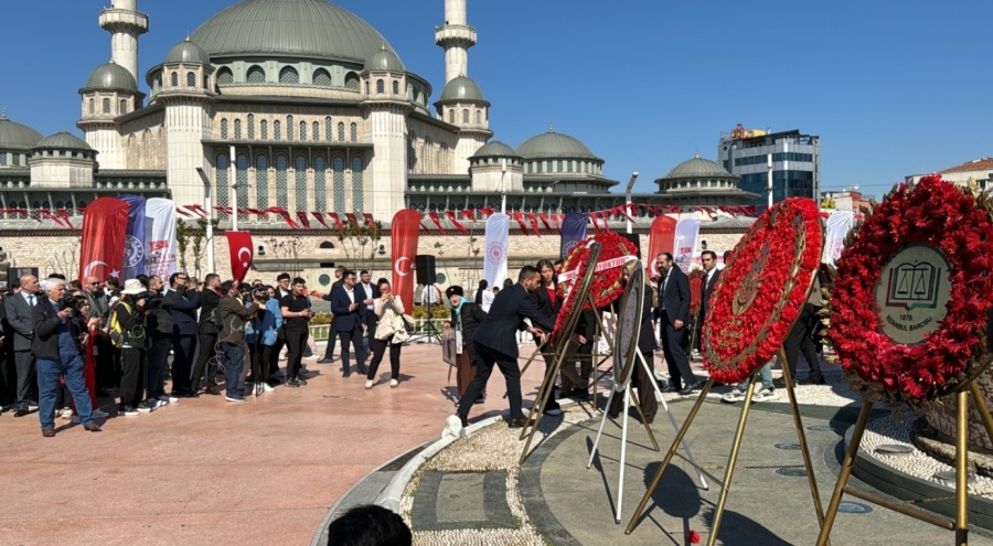 Taksim Meydanı'nda 19 Mayıs töreni
