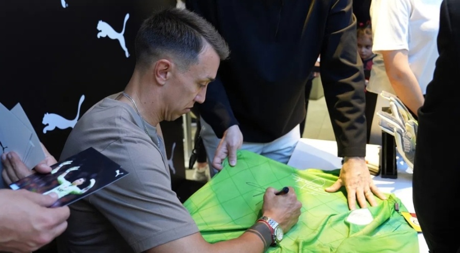 File bekçisi Muslera'nın imza gününde gerginlik!