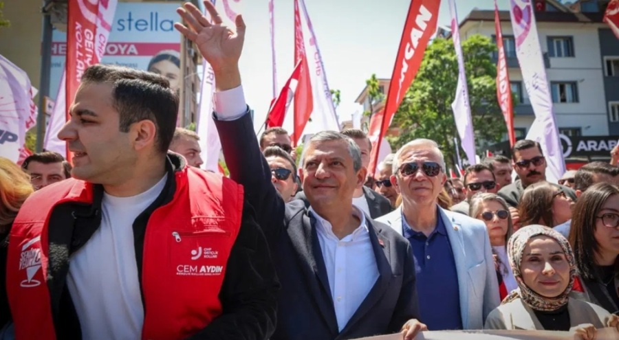 Özgür Özel, 19 Mayıs yürüyüşünden seslendi: 'Reisinizin elinden o topu geri alın'